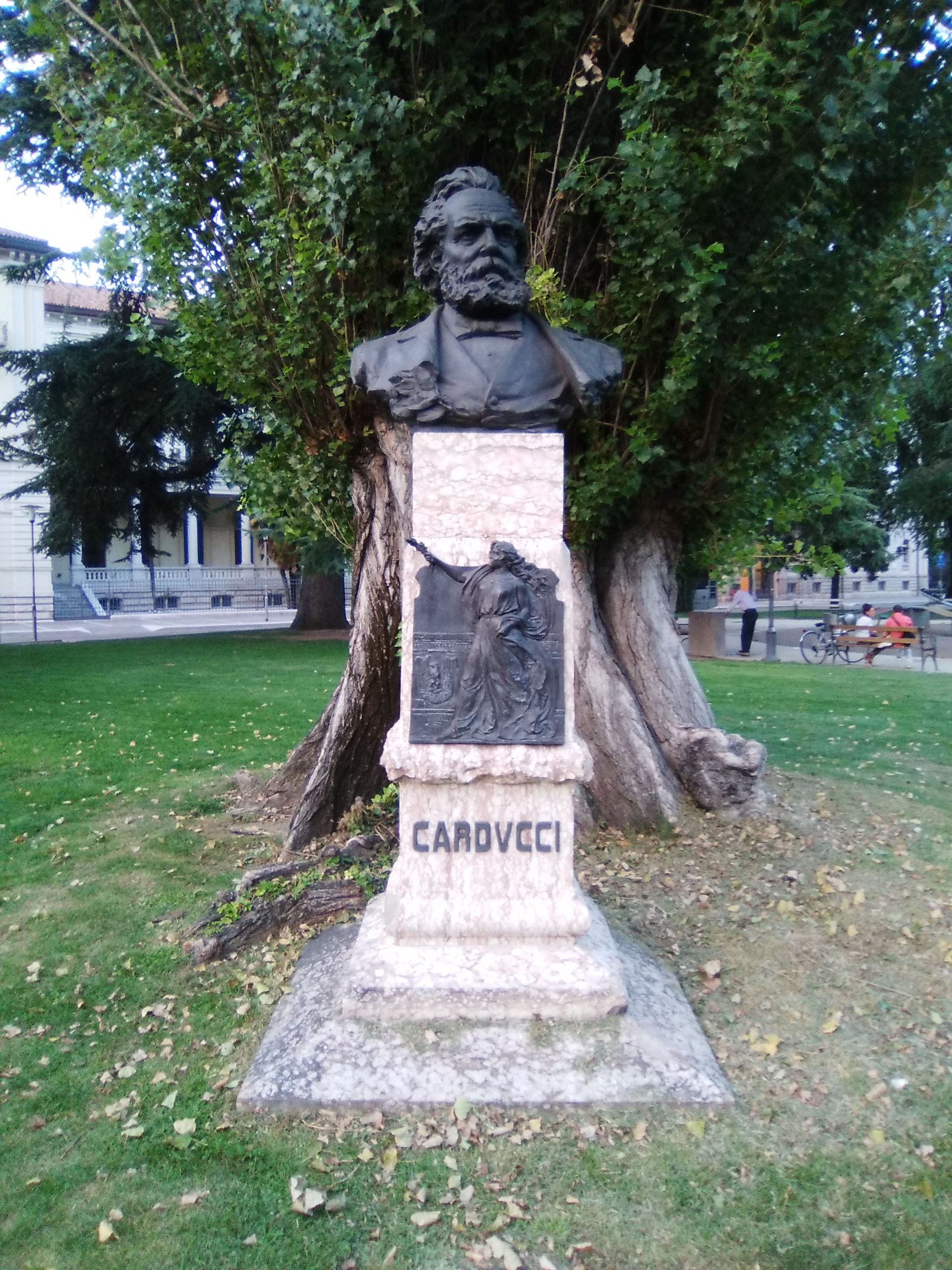 Monumento a Giosuè Carducci