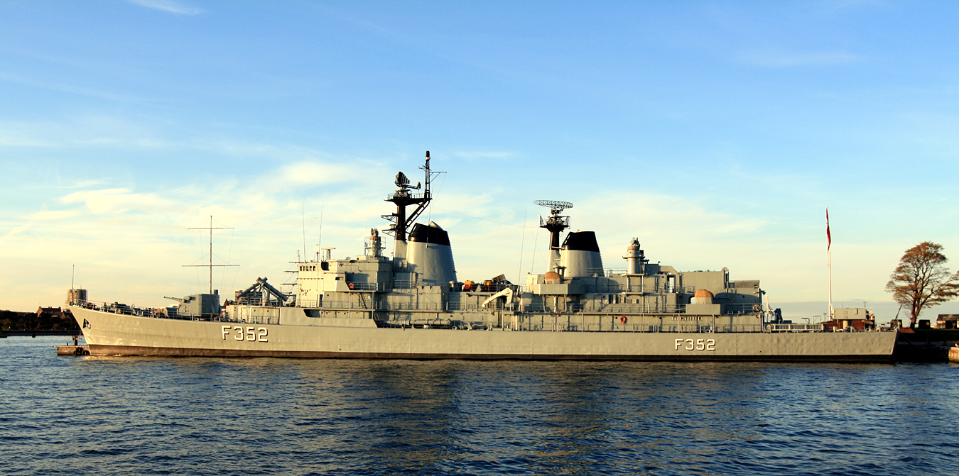 Hdsm Peder Skram (F 352)