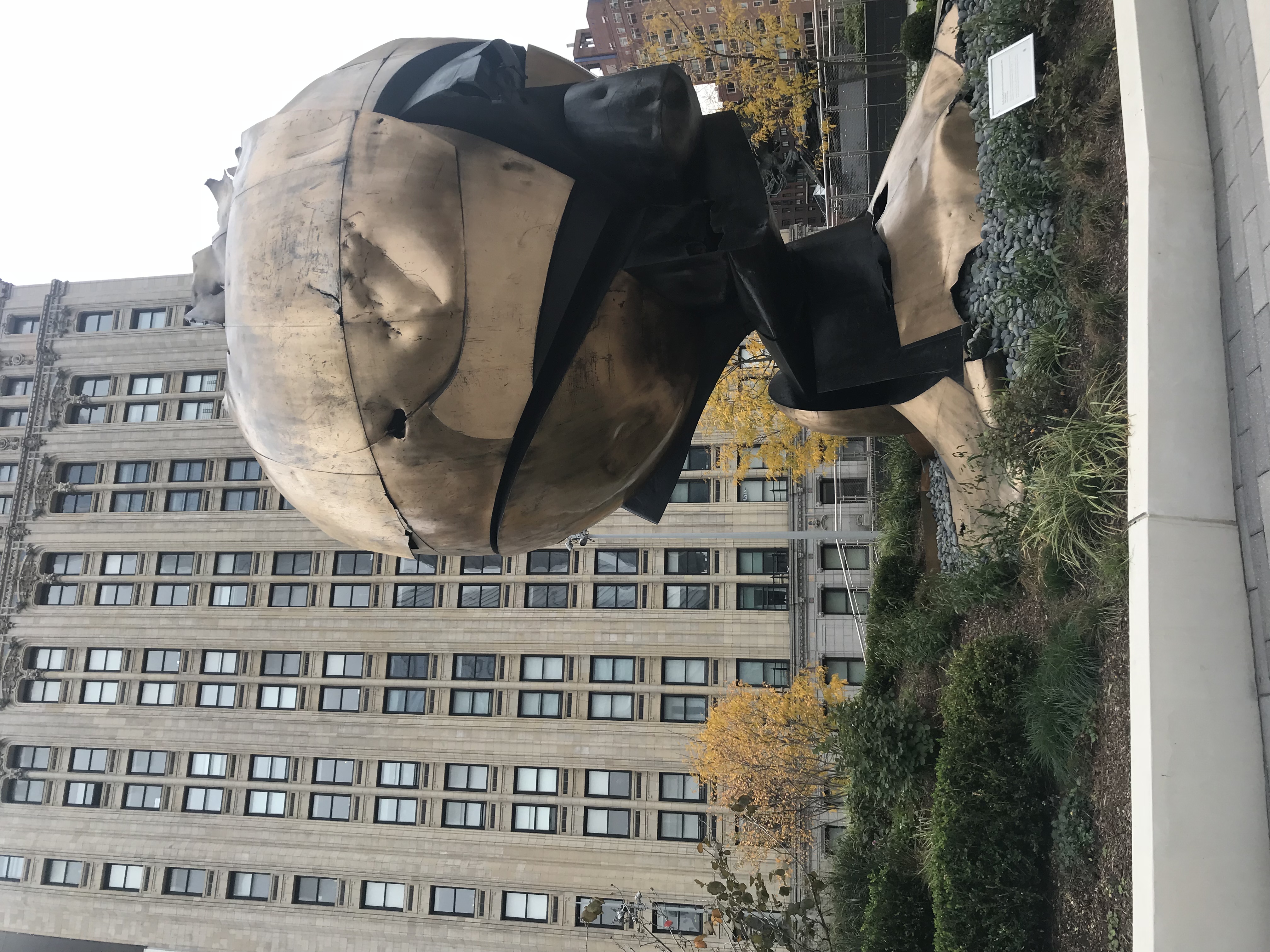 Große Kugelkaryatide N.Y.