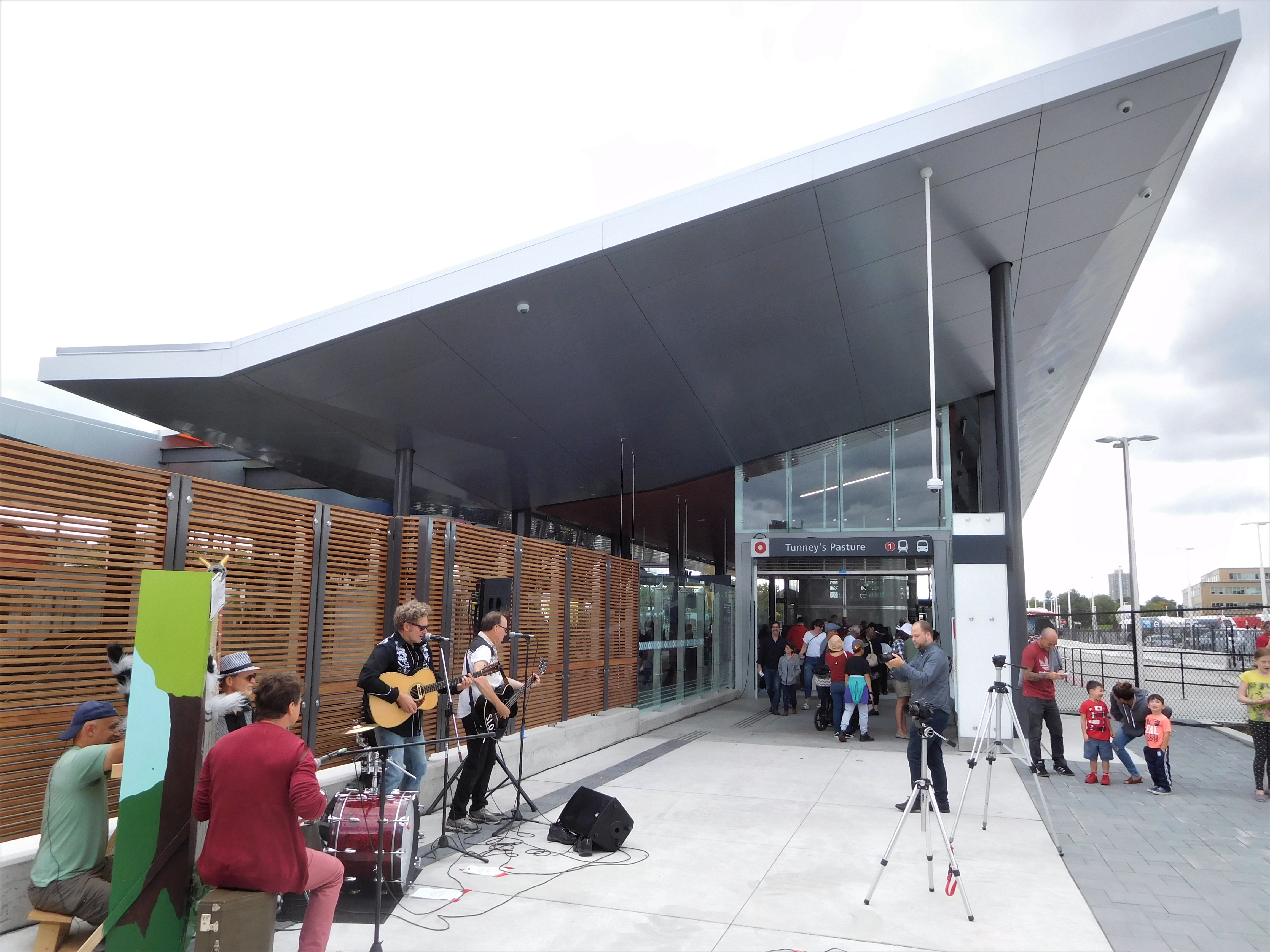 Tunney's Pasture Station