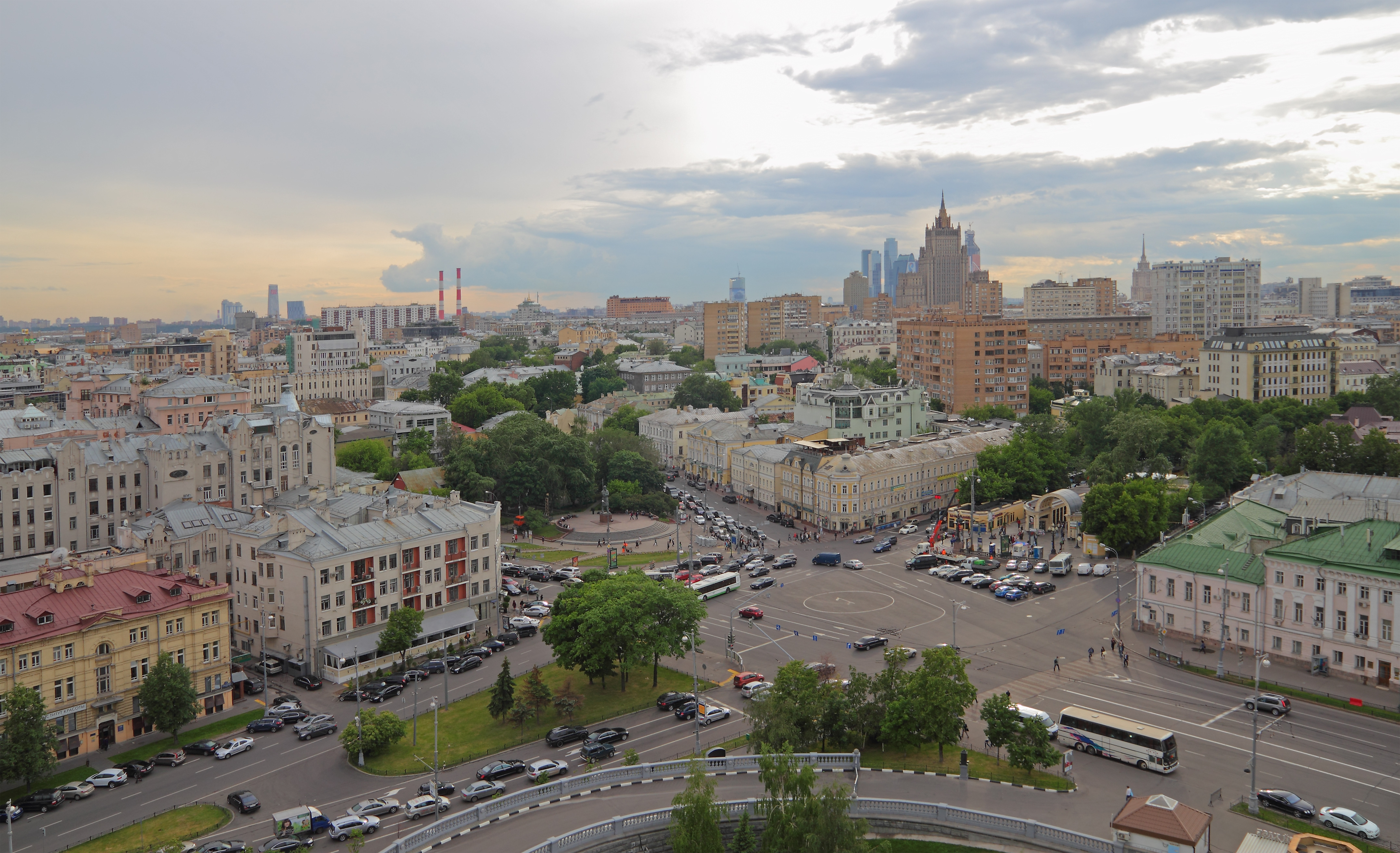 Prechistenskiye Vorota Square