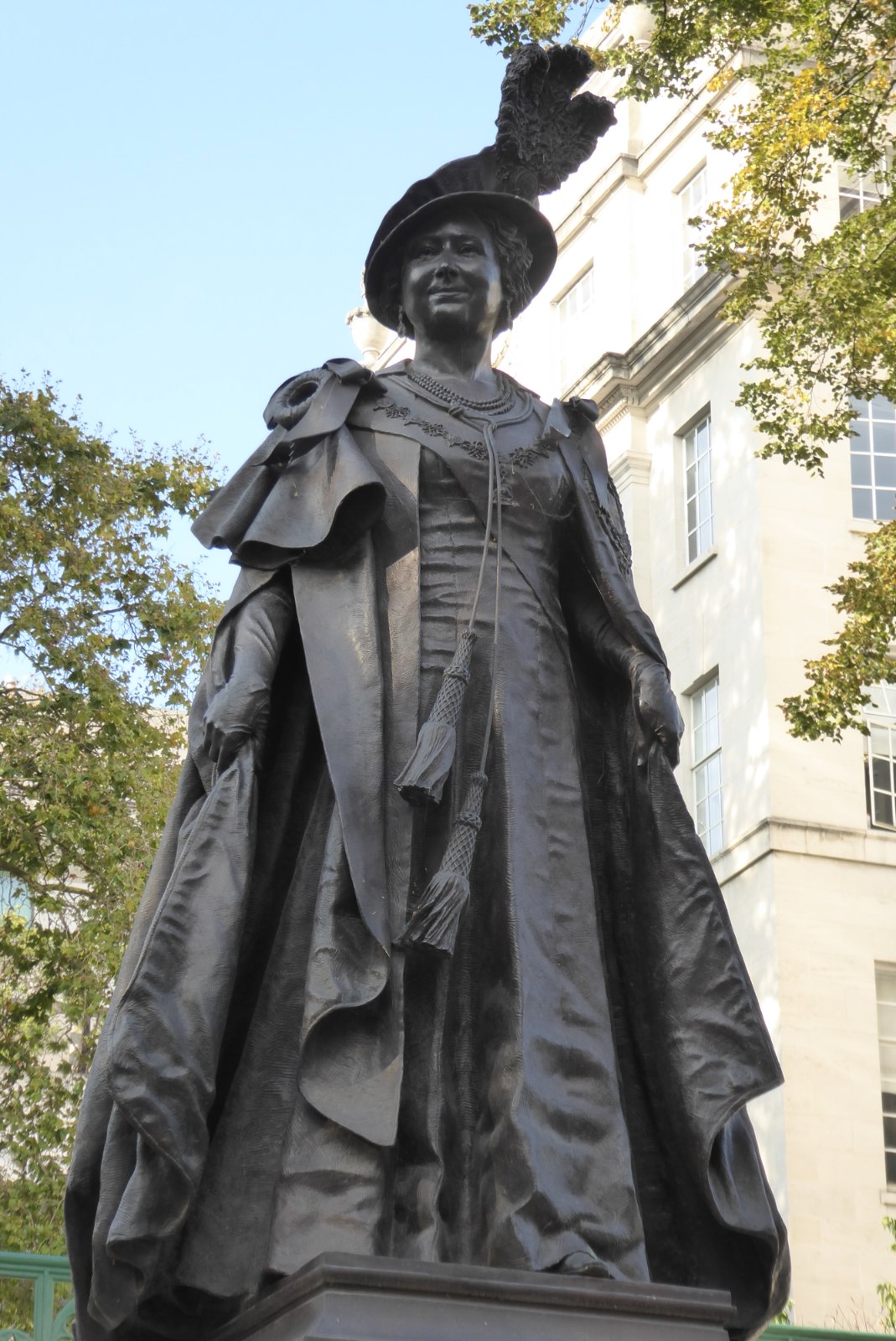 Statue De La Reine Elizabeth, La Reine Mère
