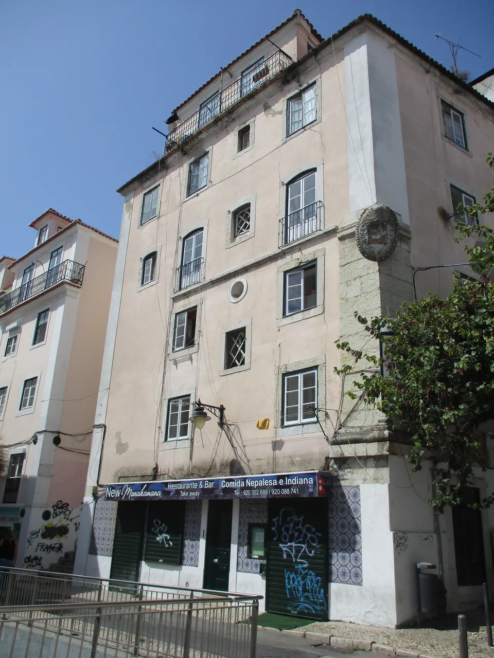 Rua Do Arco Da Graça 街上的建筑，角落是 Calçada Nova Do Colégio
