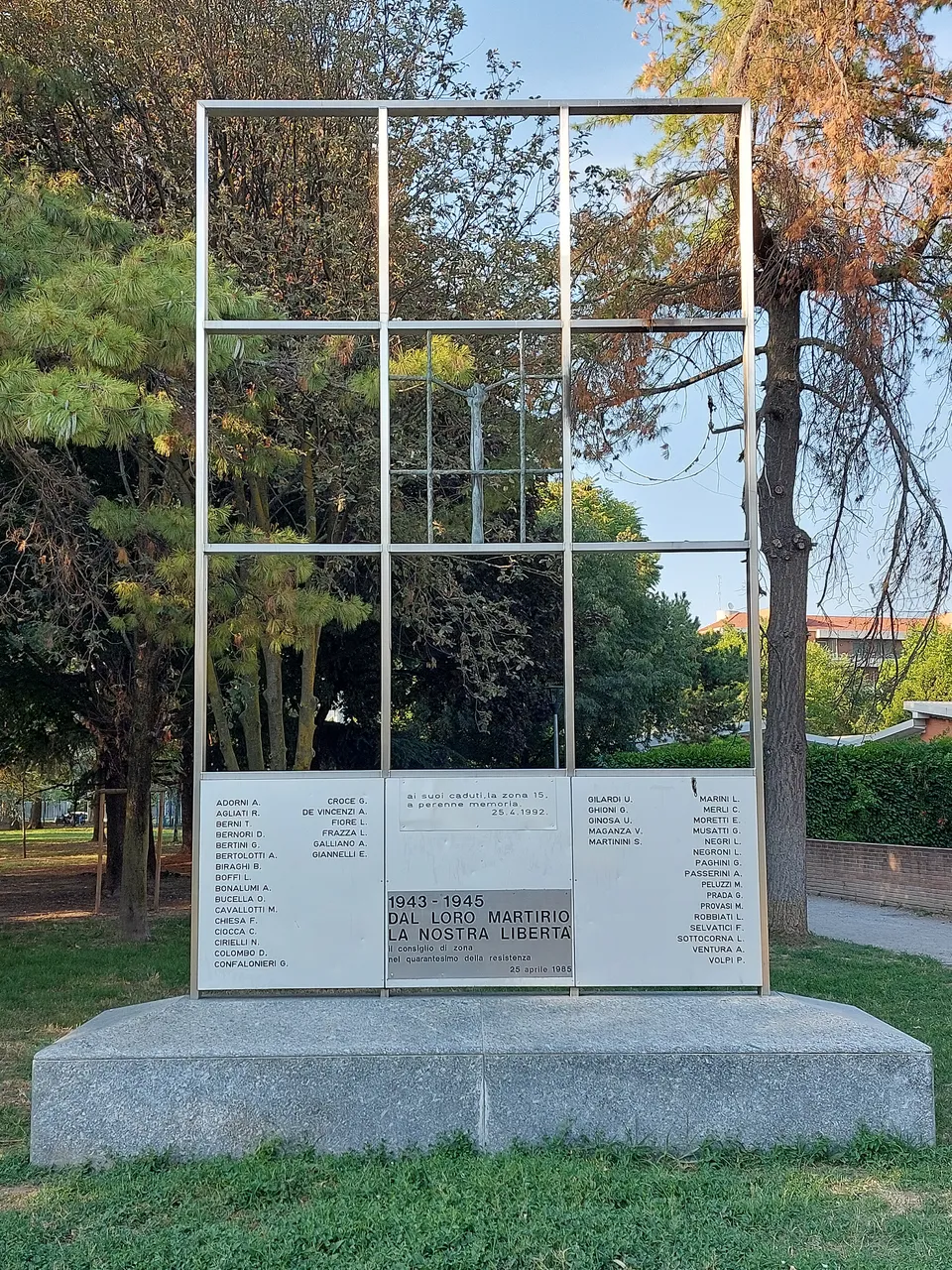 प्रतिरोध के लिए शहीदों की स्मृति (1943–1945)