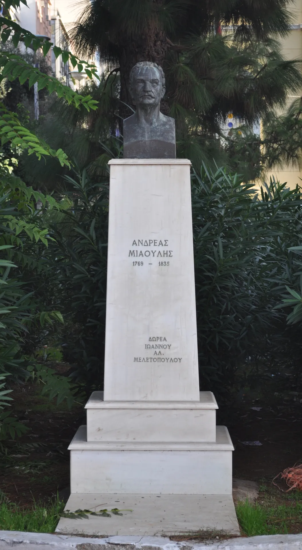 Buste D'Andreas Miaoulis, Le Pirée