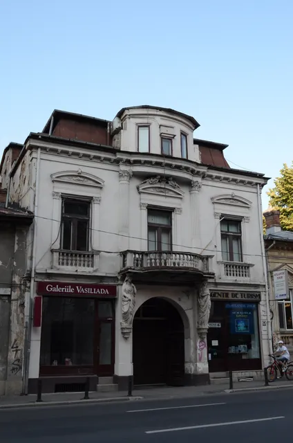 Casa Cu Cariatide