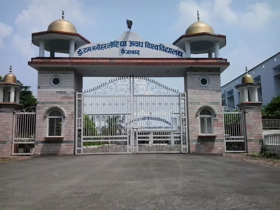 Das prächtige Eingangstor der Dr. Ram Manohar Lohia Avadh University in Faizabad, Indien, mit verzierten Kuppeln und Steinarchitektur unter einem blauen Himmel.